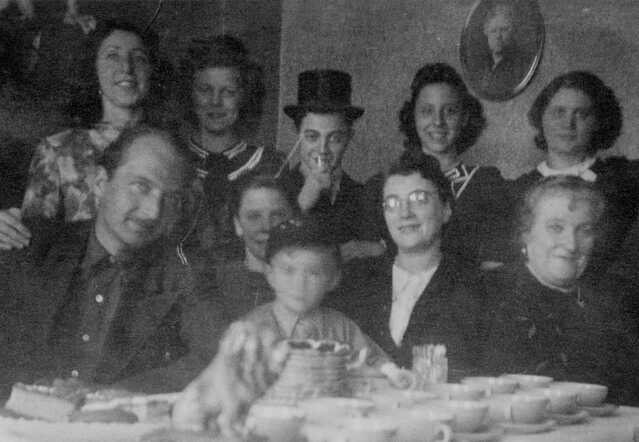 Alexander Jacob  Lipschits (hoge hoed) en zijn moeder Marianna Lipschits-Walvis (vooraan met bril)