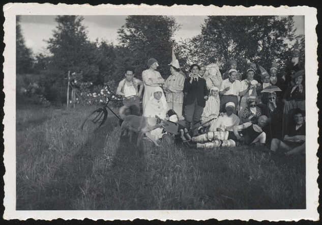 Alexander Pach en Roza Bino temidden van vrienden, 1935