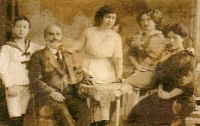 Alice van Biene-Strausz met haar ouders, broer en zus