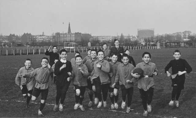 Isaac Aluin (vooraan, 4e van rechts), tijdens een voetbalwedstrijd met de pupillen van het Amsterdamse Joodse Jongensweeshuis