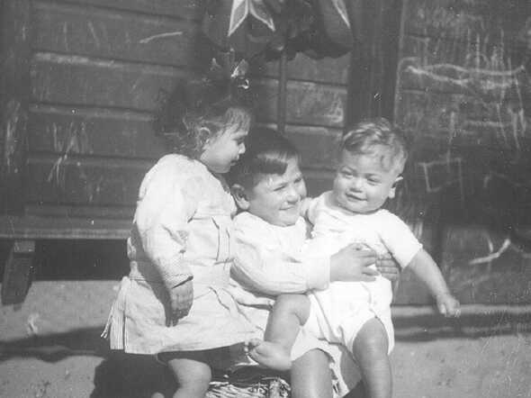 Van links naar rechts Henriëtte (Jetty) Alvares Vega, Maurits (Max) Alvares Vega en Willem (Wim) Alvares Vega, in de Crèche aan de Plantage Middenlaan in Amsterdam