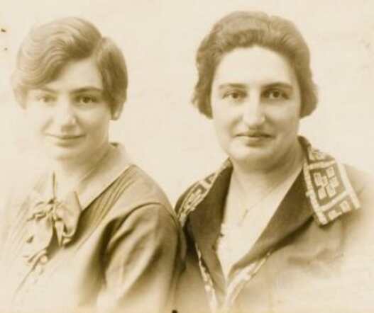 Amalia Menko-van Gelder en Rosetta Helene Humberg-Menko ca 1935