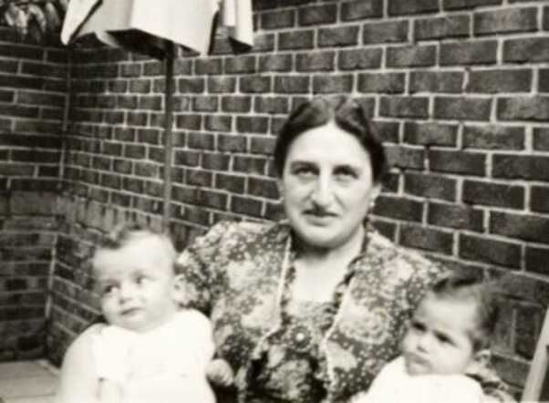 Amalia Menko-van Gelder met tweeling 1886-1943