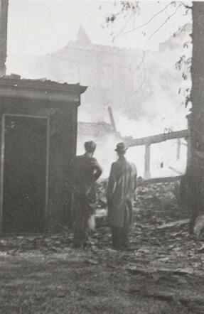 Een geallieerde  bommenwerper is neergestort  vlakbij  de Reguliersdwarsstraat,  Amsterdam, 27 april, 02:35 uur, 1943  en verwoest o.a het kantoor van Bernard(Foto: Stadsarchief Amsterdam)