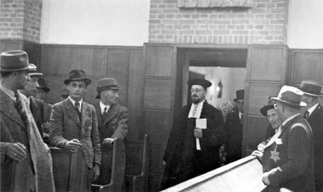 Cantor Anton Polak op een bruiloft in 1942