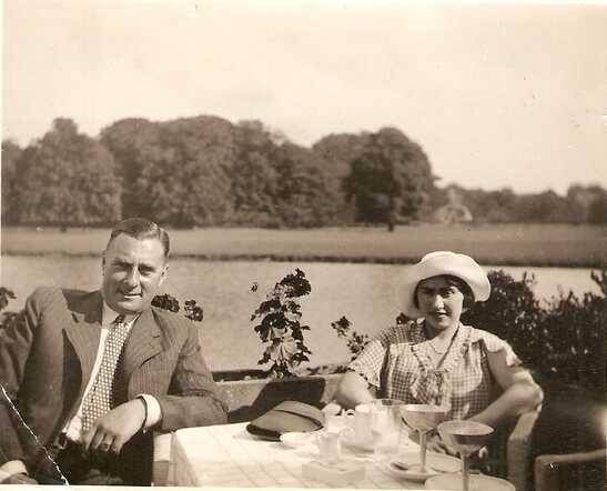 Aron met Esther Salomons-Oudkerk