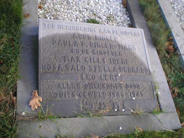 Memorial stone for Aron Ringer and his family
