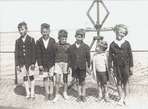 Six children from two Asscher families. From left to right: Salomon, Isaac, Isaac Abraham, Jacob, Josua and Esther Jeanne