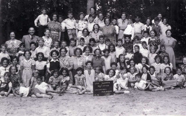 Elisabeth Henrietta [Bettie] (2nd row from below, 3rd on the left) and Henrietta Clara [Jettie] (2nd row from below, 3rd on the right)