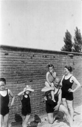 Barend Davidson met zijn vrouw en dochter in het zwembad van Zwolle, 1940