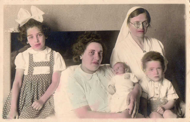 Robert (in the arms of his mother Dina de Beer-Jacobs), Rudolf (Rudy) and Rosa Willy de Beer.