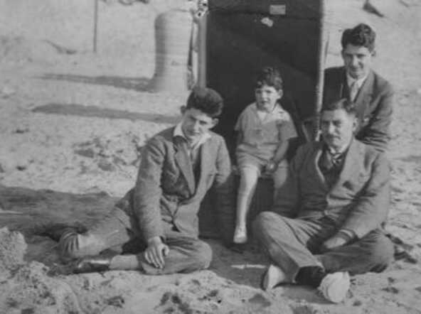 Benno Harry van Esso met zijn vader en broertjes, jaren '20