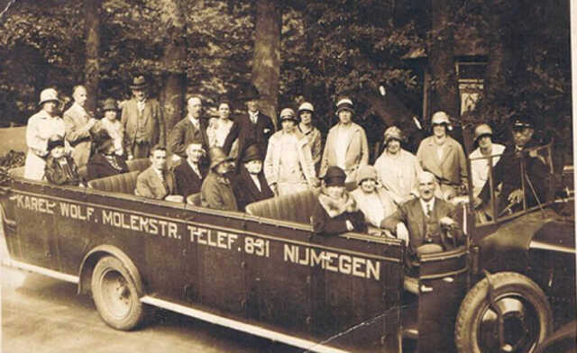 Berend en Elisabeth Stibbe-Granger (vooraan) tijdens een busreis, jaren '30