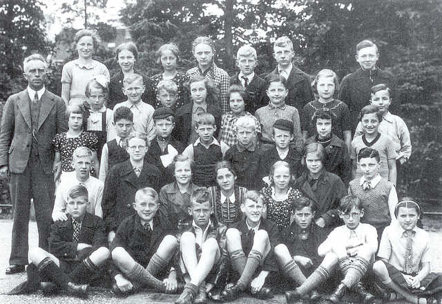 Klassenfoto van de Emmaschool, met Benno en Milly ter Berg, 1937