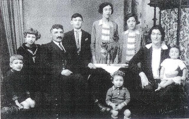 Het gezin Van Bergen: Philip, Eefje, vader Jozef, Marcus, Marie, Vrouwke, moeder Feikje, Greetje en Giel