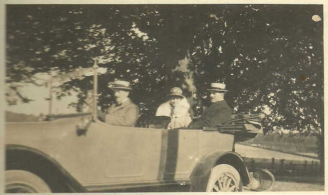 Bernard, echtgenote Annie en oom Jules (Foto uit privé collectie)