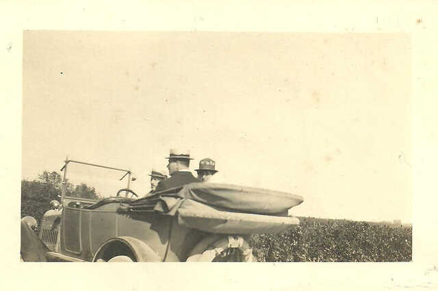 Bernard aan het stuur (rechts!), echtgenote Annie (achteruitkijkend) en oom Jules ernaast (Foto uit privé collectie)