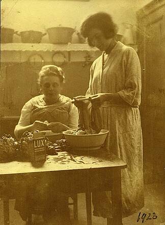 Bernarda Berkelij-Meijers met haar dochter Sophie in de keuken
