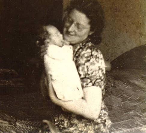 Bertha Cohen-Hartog met haar dochter (en)