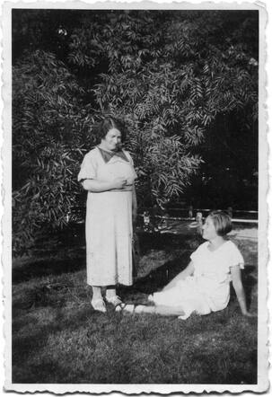 Betsy Santen en Dora Kaczmarek, Oosterpark, augustus 1936
