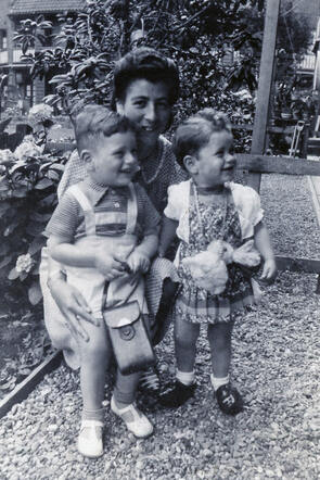 Bettie Vos in de tuin van de Havikslaan, samen met Estha en Joop Gobes. Foto gemaakt door Levie Gobes.
