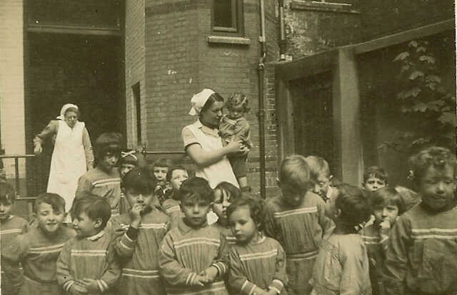Betty als kinderverzorgster in mei 1934