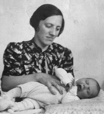 Isaac Jas and his mother Henderika Jas-Wagenaar(cutting), summer 1942