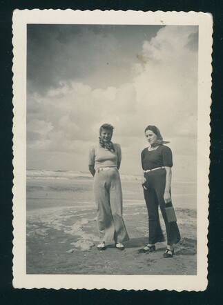 Willy Debora Bierman to the right around 1940