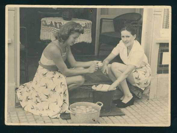Willy Debora Bierman on the right around 1940