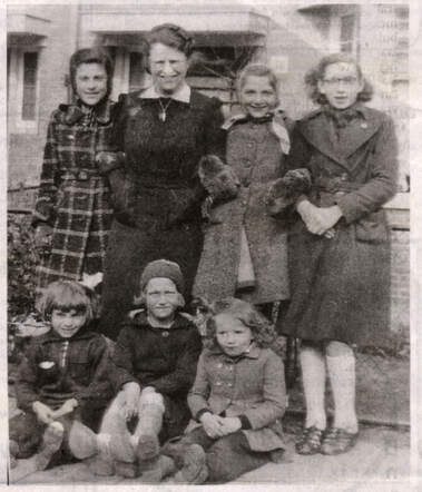 Linksboven Bina Risman. Daarnaast haar moeder Margaretha Risman-Dondorp