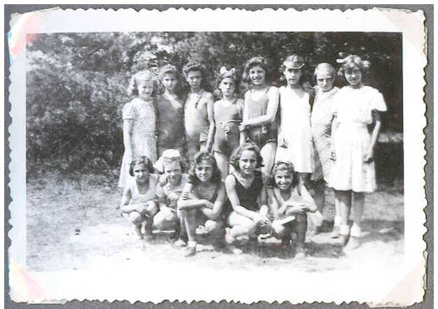 Jansje Blitz (first row on the left)