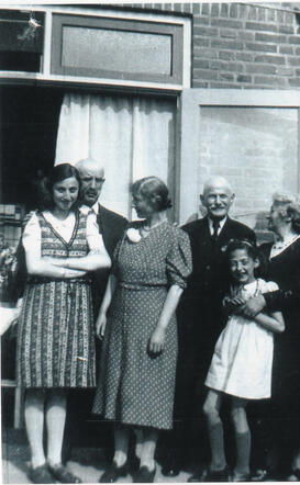 Berta Mirjam Bloch (left) and Debora Rachel Sara Gertrud Bloch, with their parents Arthur en Antoinette Bloch-Weiss and their grandparents Abraham and Frouwktje Weiss-Duitscher.