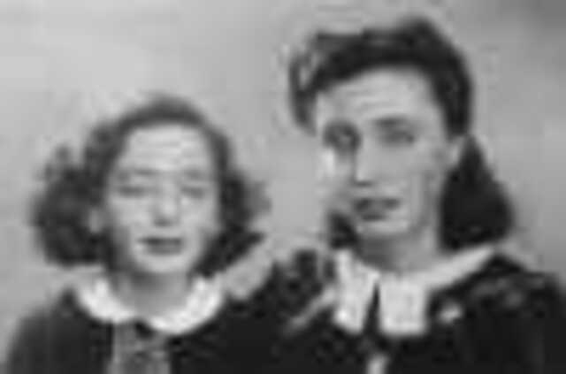 Berta Mirjam Bloch (on the right) with her sister Debora Rachel Sara Gertrud