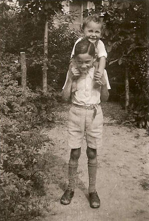 Salomon Fred (Freddy) on the shoulders of his brother Benjamin (Bennie) Blocq