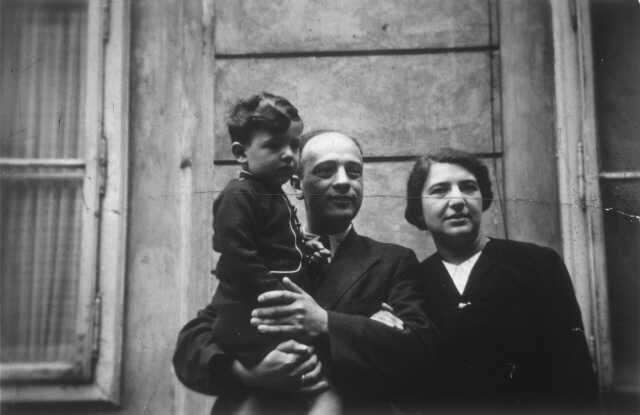 Else Blumenstein-Frankenstein met haar man en zoontje, 1937