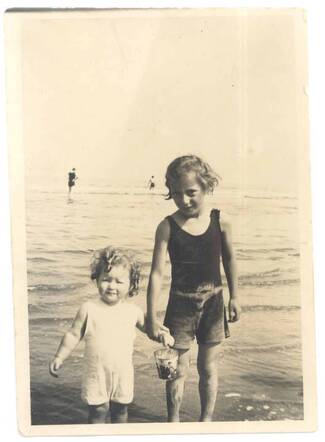 Rachel Bobbe (right)