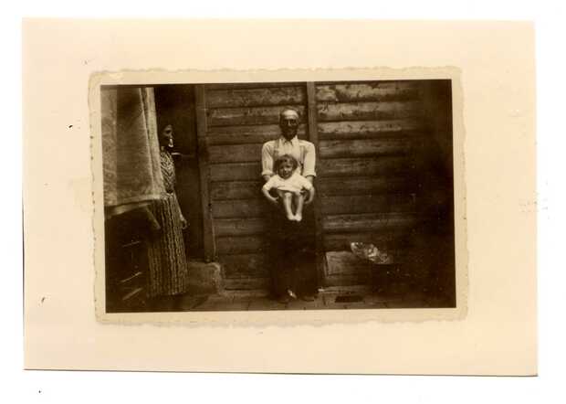 Jozef in de armen van zijn vader, 1939