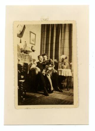 Rebecca Boekbinder, met haar verloofde, 1941