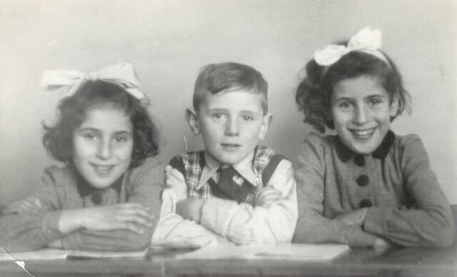 The twins Klaartje and Margaretha (Greetje) Bril with their brother who survived the war