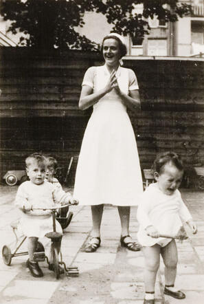 Israel (Iesje) Brilleslijper (left), group photo, Crèche, Plantage Middenlaan, Amsterdam