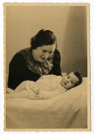Louise Brilleslijperwith her mother Catharina Brilleslijper-Sanders