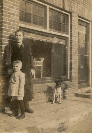 Samuel Victor (Sammie) ten Brink with his mother Johanna ten Brink-Frank in 1931