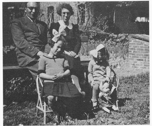 Reina Rachelina Rosa (links) en Rachelina Rosa Broekema met hun ouders Benjamin Heiman en Sara Mina Broekema-van der Klei (en)