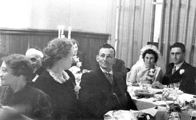 Maurits David Jakobs en Bertha Levi op hun trouwdag, zomer 1942