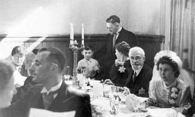Maurits David Jakobs en Bertha Levi op hun trouwdag, zomer 1942