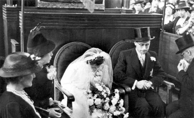 Maurits David Jakobs en Bertha Levi op hun trouwdag, zomer 1942