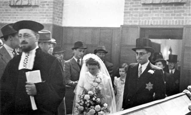 Maurits David Jakobs en Bertha Levi op hun trouwdag, zomer 1942