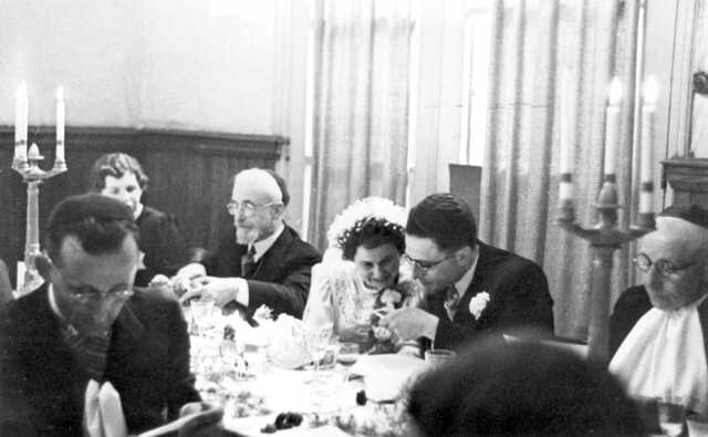 Maurits David Jakobs en Bertha Levi op hun trouwdag, zomer 1942