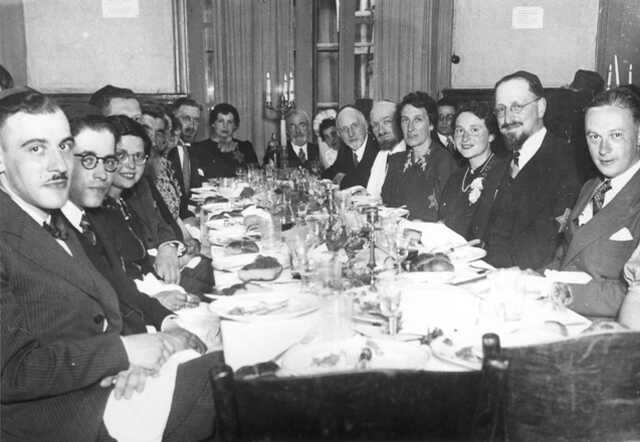 Maurits David Jakobs en Bertha Levi op hun trouwdag, zomer 1942