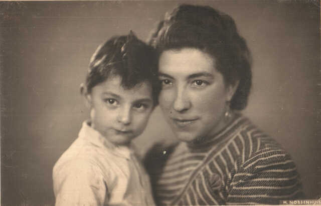 Mozes Caneel with his mother Regina Caneel-Koopman